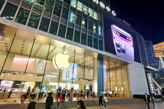 Apple:  Hybrid Model (Affinity + Engineered Loyalty)